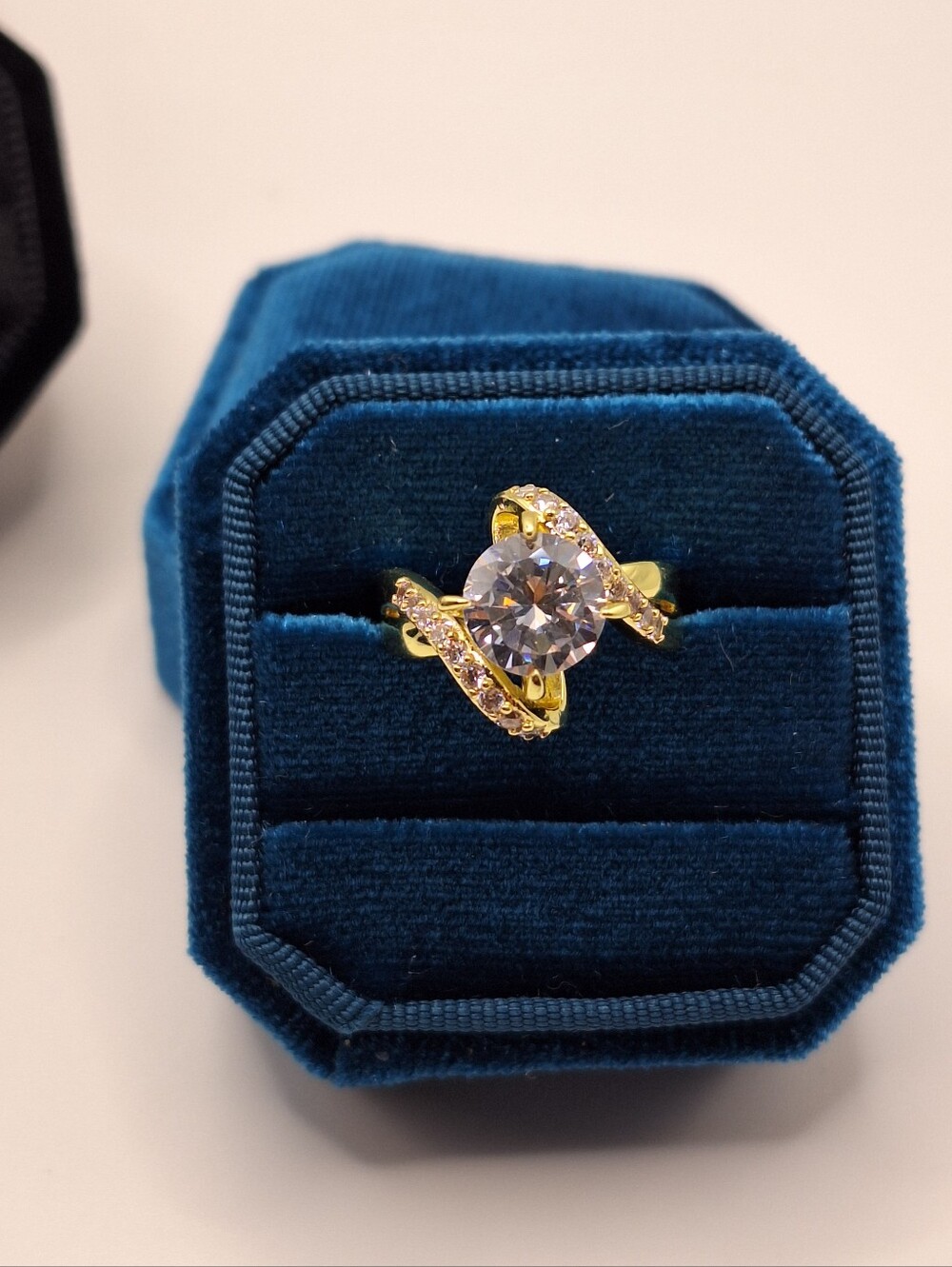 New Swarovski Crystal Gold Tone Statement Ring Size 7.5